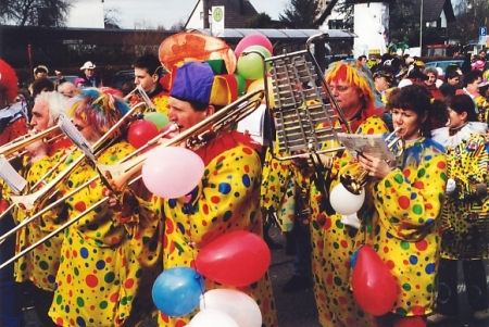 Auch im neuen Jahrtausend tröten wir beim Karneval in Lohmar mit!