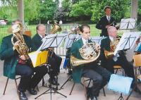 Die linke Seite mit Waldhorn, Tenorhorn und Bariton sowie Udo Hawemann mit den Percussion-Instrumenten