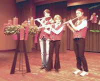 ....  oder bei der Seniorenfeier in der Hauptschulaula, wo ein Flöten-Trio auftritt, bestehend aus Judith Leyens, Eva Hennecke und Meike Tappert, .......