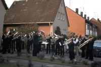 In der Altenrather Straße versammeln sich viele Musiker, darunter Karl-Josef Felder aus Birk, Michael Tappert und als Kleinster Uwe Kleber