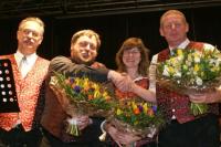 Verdiente Ehrungen mit einem Blumenstrauß für den Dirigenten, den Moderator und Karin Hennecke vom Vorsitzenden
(Foto: Morich)