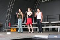 Gesangssoli wurden live präsentiert, mal durch ein Mädchen-Trio, ......