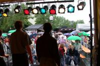 Lieder kam während des Vortrags der 'Quanten' (hier ein Blick von der Bühne) der große Regen  auf dem Frouardplatz an, der viele Zuschauer vertrieb.