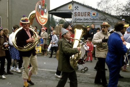 Jürgen Schnake mit Susaphon im Karnevalszug