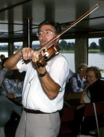 Auch Horst gibt sein Bestes auf der Violine