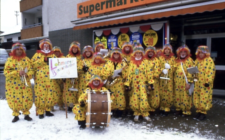 Karneval-Gruppenbild 1986: Vor dem früheren Heinen-Supermarkt