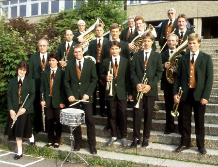 Gruppenbild 1987 vor der Hauptschule